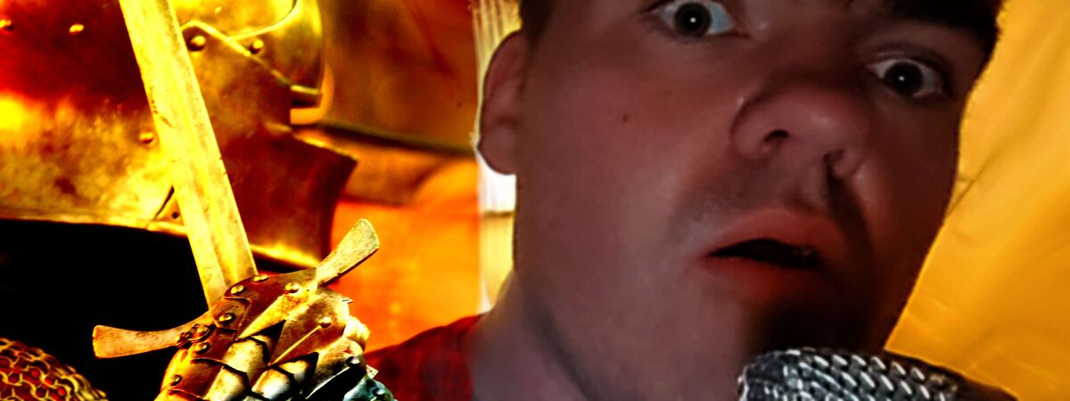 Christopher Zunke bei der Vertonung eines Fantasy-Hörspiels. Seine Augen haben scheinbar etwas Seltsames entdeckt und starren beunruhigt auf einen imaginären Punkt. Der Mund ist halb geöffnet. Im linken Bildteil holt ein Ritter mit einem Schwerte aus.